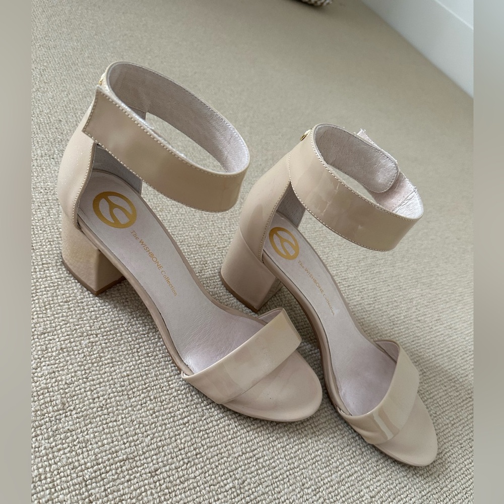 Nude patent leather sandals with ankle strap